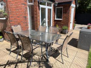 una mesa de metal y sillas en un patio en Borrowfield Lodge en Derby