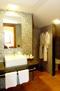Ένα μπάνιο στο 10 bedrooms villa with private pool jacuzzi and enclosed garden at Sant Gregori