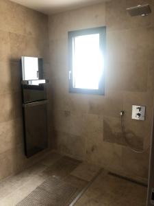 a small bathroom with a window and a shower at L'ete Indien 2 in Sanary-sur-Mer
