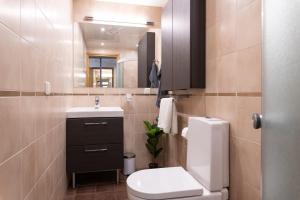 Koupelna v ubytování Cozy Foorum Apartment - Tallinn City Centre + 34 fotografií