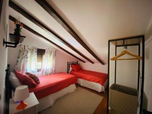 מיטה או מיטות בחדר ב-Apartamento Rural La Bandolera