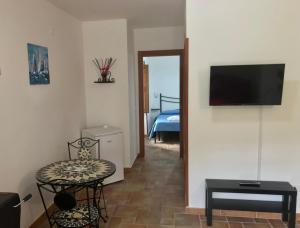 TV a/nebo společenská místnost v ubytování Cala San Francesco B&B