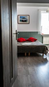 アウグストゥフにあるVilla Marinaのベッドルーム1室(赤い枕のベッド1台付)