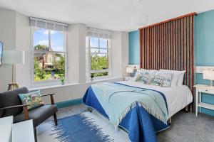 um quarto com uma cama, uma cadeira e janelas em Park View R & R - Adult Only - Self-Catering - Free Parking - EV Point em Paignton