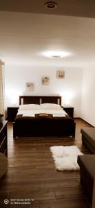 ハイドゥソボスローにあるMeggyfa vendégházのベッドルーム1室(ベッド1台、白いラグ付)