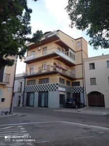 apartamentowiec z samochodem zaparkowanym przed nim w obiekcie B&B da Chiara w mieście Tortolì