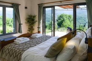 מיטה או מיטות בחדר ב-Luxury countryside cottage with mountain views