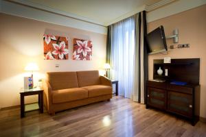 TV a/nebo společenská místnost v ubytování Suites Gran Vía 44