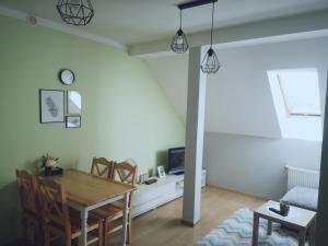 salon ze stołem i krzesłami w obiekcie Apartament Kaktus w mieście Mrągowo