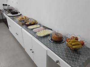 um balcão de cozinha com muitos tipos diferentes de alimentos sobre ele em Hotel Saint Lucas em São Paulo