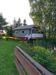 une maison avec une clôture devant elle dans l'établissement Domek nad stawem, à Robakowo