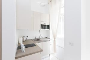 A kitchen or kitchenette at MagnoliaApartments - 18A Visconti Duomo