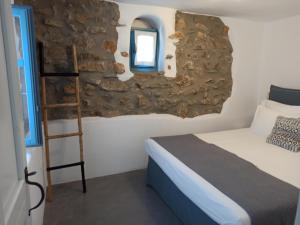 A bed or beds in a room at Kykladonisia Amorgos