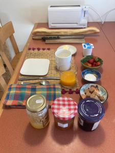 einen Tisch mit Lebensmittelzutaten auf dem Tisch in der Unterkunft La grange in Alluyes