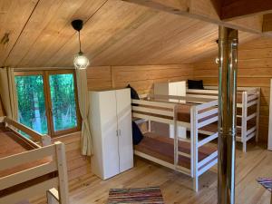 Cette cabine comprend 2 lits superposés et une table. dans l'établissement Les Cabanes de Lou-loup écologiques et autonomes, à Anzème