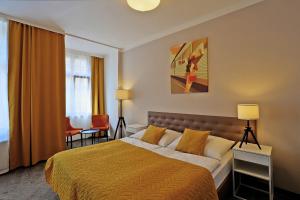 a hotel room with a bed in a room at Hotel Pilgrim in Karlovy Vary