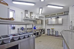 サガルトにあるF-1065 Brunnenaue Haus Terrasse, für Gruppen geeignetの大きなキッチン(シンク付) +15枚の写真