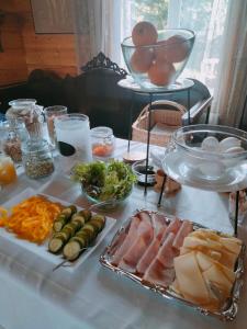 una mesa con diferentes tipos de alimentos. en B&B Villa Helmi, en Alatemmes