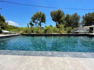 卡西斯的住宿－Home Cassis - Maison Julou - Piscine chauffée，庭院里的一个蓝色海水游泳池