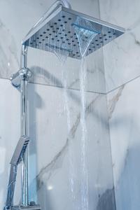 eine Dusche, aus der Wasser kommt in der Unterkunft OLEA Luxury Apartments in Parga