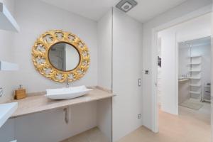 Un baño con un lavabo y un espejo en la pared. en Casa REWA, en Puerto de Alcudia 65 fotos más