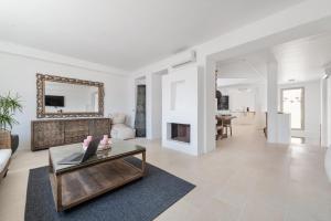 una sala de estar con un sofá y una mesa en Casa REWA, en Puerto de Alcudia