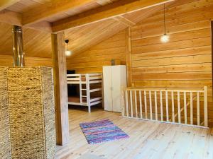 une chambre avec un berceau dans une cabane en bois dans l'établissement Les Cabanes de Lou-loup écologiques et autonomes, à Anzème