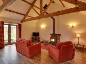 Posezení v ubytování Woodpecker Cottage