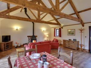 TV a/nebo společenská místnost v ubytování Woodpecker Cottage