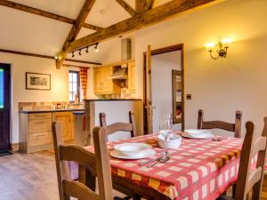 Kuchyň nebo kuchyňský kout v ubytování Woodpecker Cottage