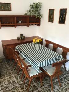 a dining room with a table and chairs at Csokonyavisontai Napsugár Vendégház in Csokonyavisonta