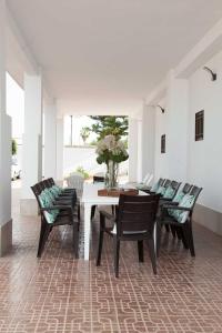 uma mesa de jantar com cadeiras e um vaso de flores em Villa Conchin Casa junto a Parque Natural em Alberique