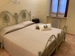 Een bed of bedden in een kamer bij Affittacamere La Torre di Montalcino