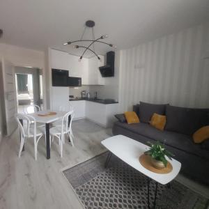 uma sala de estar com um sofá e uma mesa em Apartamenty Rynek 21 em Muszyna