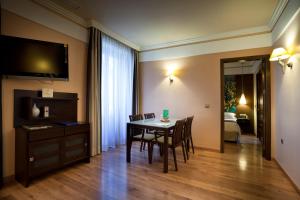 TV a/nebo společenská místnost v ubytování Suites Gran Vía 44