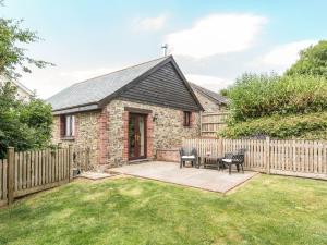 a home with a wooden fence and a yard at Jenny Wren in Holsworthy +13 photos