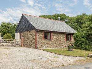 a stone house with a black roof at Jenny Wren in Holsworthy