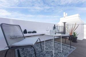 d'une terrasse avec 2 chaises et une table sur un balcon. dans l'établissement Vila Nova Tower, à Ponta Delgada