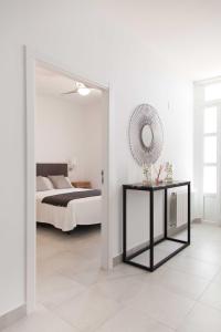 um quarto com uma cama, um espelho e uma mesa em Villa Conchin Casa junto a Parque Natural em Alberique