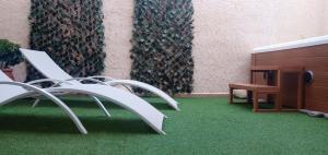 Televízia a/alebo spoločenská miestnosť v ubytovaní Apartamentos El Arenal