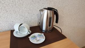 Все необхідне для приготування чаю та кави в Pilnų namų bendruomenės apartamentai