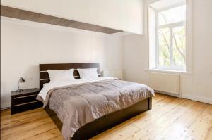 Un dormitorio blanco con una cama grande y una ventana en lovely Dulcet Loft In Center Of Rustaveli, en Tiflis