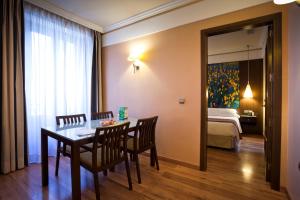 Postel nebo postele na pokoji v ubytování Suites Gran Vía 44