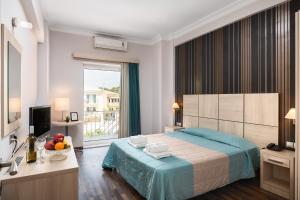 una camera d'albergo con letto e finestra di Arion Hotel a Città di Corfù