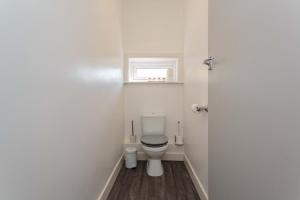 uma pequena casa de banho com um WC e uma janela em Cherry Property - Mulberry Suite em Blackpool
