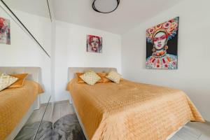 Tempat tidur dalam kamar di Stylish Masterpiece Studio-Parking, Wi-Fi, Netflix
