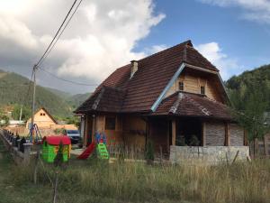 Splošen pogled na gorovje oz. razgled na gore, ki ga ponuja vila