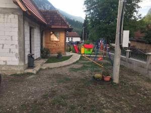 Otroško igrišče poleg nastanitve Planinski biser Mokra Gora