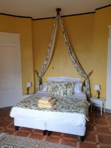A bed or beds in a room at Château de Saint Bonnet les Oules