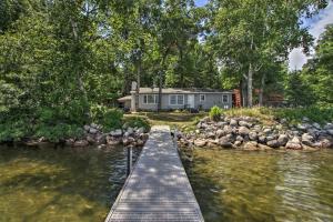 Сад в Pine River Lake Home with Boat and Kayak Rentals!